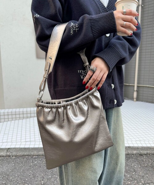 fredy emue(フレディエミュ)の「チェーン&ワンハンドルギャザーバッグ(ショルダーバッグ・レディース・ブロンズ/アイボリー/ブラック・FREE)」の4枚目の写真