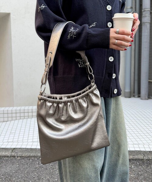 fredy emue(フレディエミュ)の「チェーン&ワンハンドルギャザーバッグ(ショルダーバッグ・レディース・ブロンズ/アイボリー/ブラック・FREE)」の5枚目の写真