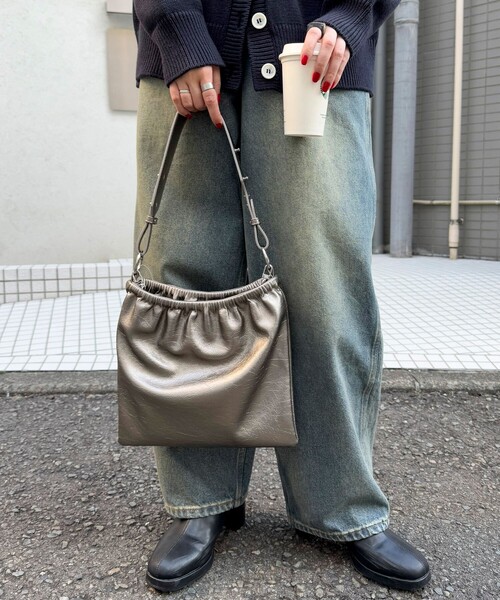 fredy emue(フレディエミュ)の「チェーン&ワンハンドルギャザーバッグ(ショルダーバッグ・レディース・ブロンズ/アイボリー/ブラック・FREE)」の6枚目の写真