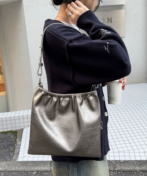 fredy emue(フレディエミュ)の「チェーン&ワンハンドルギャザーバッグ(ショルダーバッグ・レディース・ブロンズ/アイボリー/ブラック・FREE)」の9枚目の写真