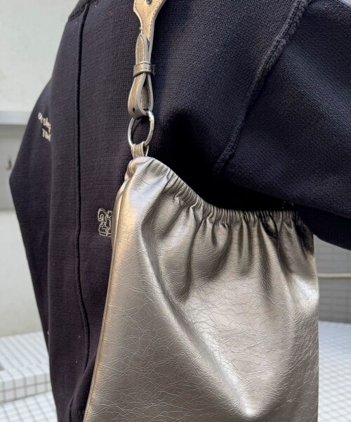 fredy emue(フレディエミュ)の「チェーン&ワンハンドルギャザーバッグ(ショルダーバッグ・レディース・ブロンズ/アイボリー/ブラック・FREE)」の10枚目の写真