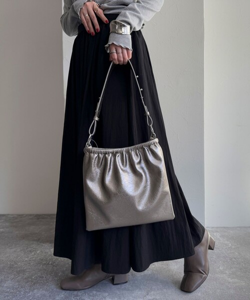 fredy emue(フレディエミュ)の「チェーン&ワンハンドルギャザーバッグ(ショルダーバッグ・レディース・ブロンズ/アイボリー/ブラック・FREE)」の14枚目の写真