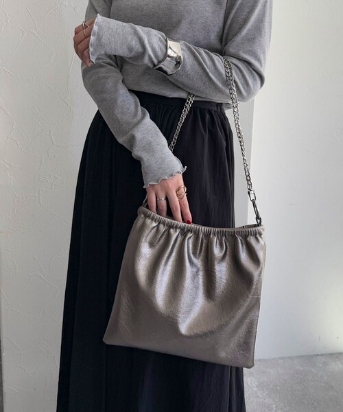 fredy emue(フレディエミュ)の「チェーン&ワンハンドルギャザーバッグ(ショルダーバッグ・レディース・ブロンズ/アイボリー/ブラック・FREE)」の16枚目の写真