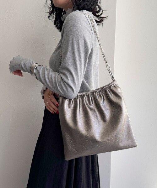 fredy emue(フレディエミュ)の「チェーン&ワンハンドルギャザーバッグ(ショルダーバッグ・レディース・ブロンズ/アイボリー/ブラック・FREE)」の17枚目の写真