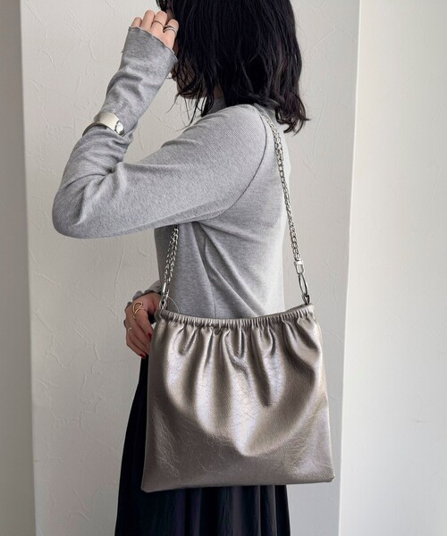 fredy emue(フレディエミュ)の「チェーン&ワンハンドルギャザーバッグ(ショルダーバッグ・レディース・ブロンズ/アイボリー/ブラック・FREE)」の18枚目の写真