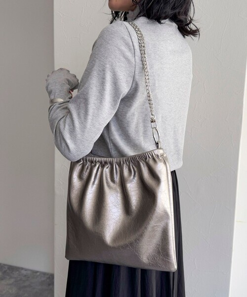 fredy emue(フレディエミュ)の「チェーン&ワンハンドルギャザーバッグ(ショルダーバッグ・レディース・ブロンズ/アイボリー/ブラック・FREE)」の19枚目の写真