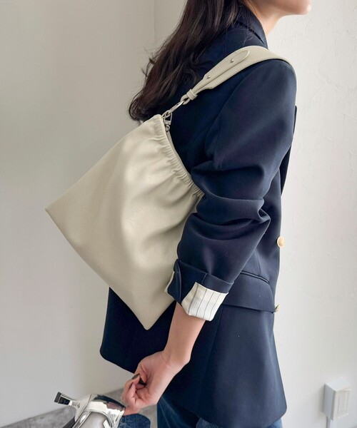 fredy emue(フレディエミュ)の「チェーン&ワンハンドルギャザーバッグ(ショルダーバッグ・レディース・ブロンズ/アイボリー/ブラック・FREE)」の20枚目の写真