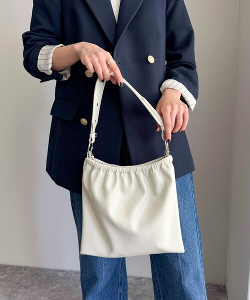 fredy emue(フレディエミュ)の「チェーン&ワンハンドルギャザーバッグ(ショルダーバッグ・レディース・ブロンズ/アイボリー/ブラック・FREE)」の22枚目の写真