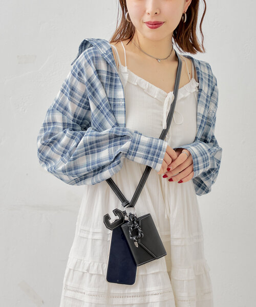 Chico(チコ)の「ウォレットチャームスマホショルダー(その他小物・レディース・ブラック/アイボリー/ブルー・FREE)」の6枚目の写真