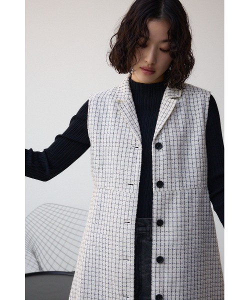 AZUL by moussy(アズールバイマウジー)の「【身長/骨格別着用画像あり】オープンカラージレワンピース 春服 秋服 夏服 ジレ ベスト ノースリーブ 体系カバー お尻が隠れる(ワンピース・レディース・ホワイト系その他/ライトカーキ/ブラック/ライトベージュ・SMALL/MEDIUM)」の2枚目の写真