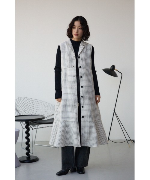 AZUL by moussy(アズールバイマウジー)の「【身長/骨格別着用画像あり】オープンカラージレワンピース 春服 秋服 夏服 ジレ ベスト ノースリーブ 体系カバー お尻が隠れる(ワンピース・レディース・ホワイト系その他/ライトカーキ/ブラック/ライトベージュ・SMALL/MEDIUM)」の5枚目の写真