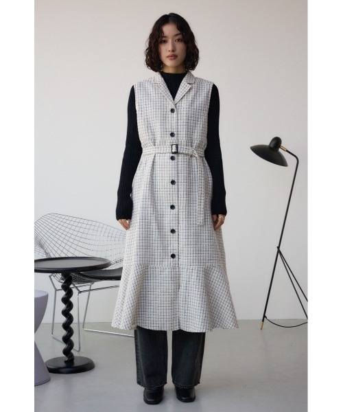 AZUL by moussy(アズールバイマウジー)の「【身長/骨格別着用画像あり】オープンカラージレワンピース 春服 秋服 夏服 ジレ ベスト ノースリーブ 体系カバー お尻が隠れる(ワンピース・レディース・ホワイト系その他/ライトカーキ/ブラック/ライトベージュ・SMALL/MEDIUM)」の6枚目の写真