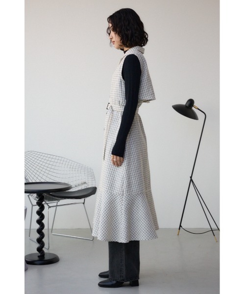 AZUL by moussy(アズールバイマウジー)の「【身長/骨格別着用画像あり】オープンカラージレワンピース 春服 秋服 夏服 ジレ ベスト ノースリーブ 体系カバー お尻が隠れる(ワンピース・レディース・ホワイト系その他/ライトカーキ/ブラック/ライトベージュ・SMALL/MEDIUM)」の7枚目の写真