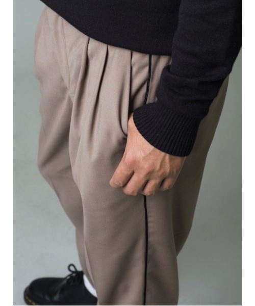 REGIEVO（レジエボ）の「ツータッククロップドパンツ（スラックス・メンズ・ブラック/ベージュ/グレー・SMALL/MEDIUM/LARGE/X-LARGE）」の16枚目の写真