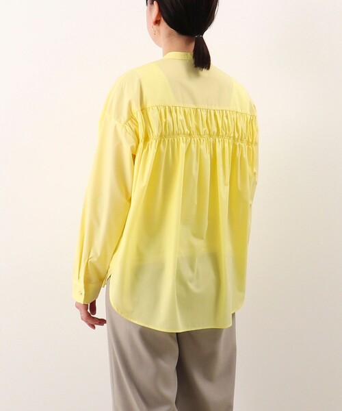 MICO COULIER(ミコクリエ)の「バックギャザーノーカラーブラウス(シャツ/ブラウス・レディース・イエロー/オフホワイト/サックスブルー・38)」の1枚目の写真