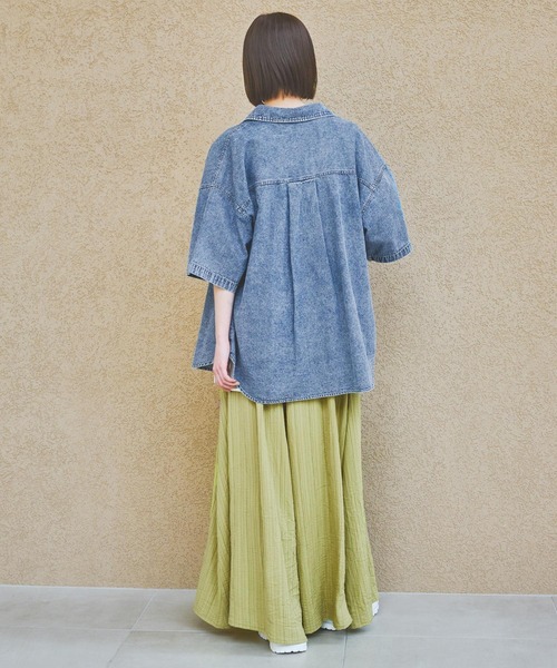 LAKOLE（ラコレ）の「ケミカルウォッシュシャツ半袖 / 321921（シャツ/ブラウス・レディース・ライトブルー/ブラック・FREE）」の4枚目の写真