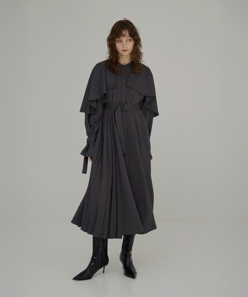 MIELI INVARIANT（ミエリインヴァリアント）の「【YUKKO SPECIAL COLLABORATION】CAPE TRENCH DRESS（ワンピース・レディース・グレー/ブラック/ベージュ・FREE）」の2枚目の写真
