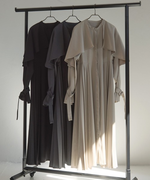 MIELI INVARIANT（ミエリインヴァリアント）の「【YUKKO SPECIAL COLLABORATION】CAPE TRENCH DRESS（ワンピース・レディース・グレー/ブラック/ベージュ・FREE）」の4枚目の写真