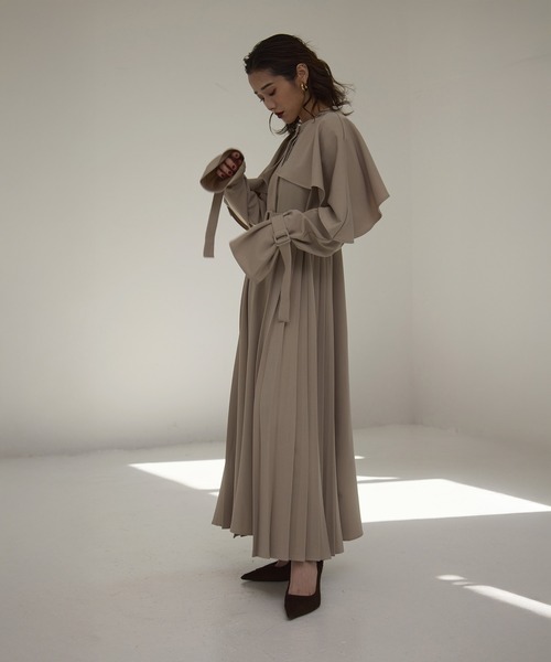 MIELI INVARIANT（ミエリインヴァリアント）の「【YUKKO SPECIAL COLLABORATION】CAPE TRENCH DRESS（ワンピース・レディース・グレー/ブラック/ベージュ・FREE）」の6枚目の写真