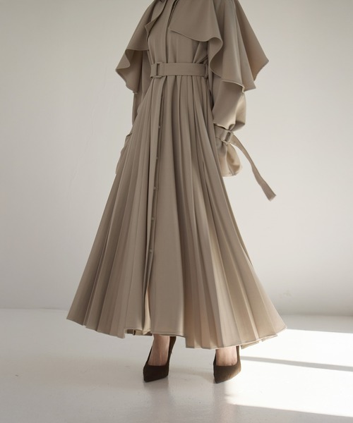 MIELI INVARIANT（ミエリインヴァリアント）の「【YUKKO SPECIAL COLLABORATION】CAPE TRENCH DRESS（ワンピース・レディース・グレー/ブラック/ベージュ・FREE）」の8枚目の写真