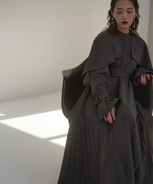 MIELI INVARIANT（ミエリインヴァリアント）の「【YUKKO SPECIAL COLLABORATION】CAPE TRENCH DRESS（ワンピース・レディース・グレー/ブラック/ベージュ・FREE）」の9枚目の写真