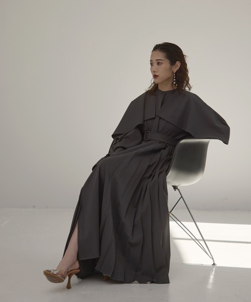 MIELI INVARIANT（ミエリインヴァリアント）の「【YUKKO SPECIAL COLLABORATION】CAPE TRENCH DRESS（ワンピース・レディース・グレー/ブラック/ベージュ・FREE）」の10枚目の写真