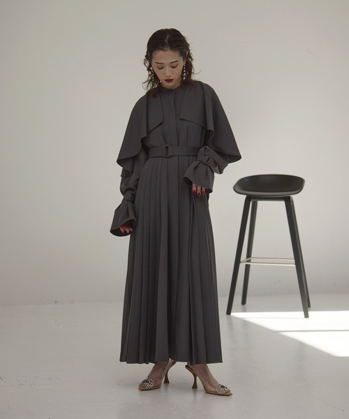 MIELI INVARIANT（ミエリインヴァリアント）の「【YUKKO SPECIAL COLLABORATION】CAPE TRENCH DRESS（ワンピース・レディース・グレー/ブラック/ベージュ・FREE）」の11枚目の写真