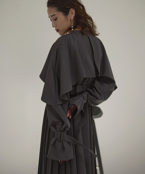 MIELI INVARIANT（ミエリインヴァリアント）の「【YUKKO SPECIAL COLLABORATION】CAPE TRENCH DRESS（ワンピース・レディース・グレー/ブラック/ベージュ・FREE）」の12枚目の写真