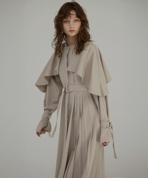 MIELI INVARIANT（ミエリインヴァリアント）の「【YUKKO SPECIAL COLLABORATION】CAPE TRENCH DRESS（ワンピース・レディース・グレー/ブラック/ベージュ・FREE）」の13枚目の写真