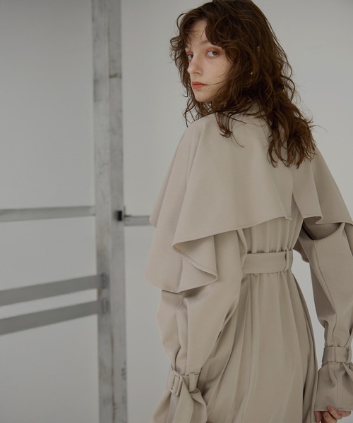 MIELI INVARIANT（ミエリインヴァリアント）の「【YUKKO SPECIAL COLLABORATION】CAPE TRENCH DRESS（ワンピース・レディース・グレー/ブラック/ベージュ・FREE）」の14枚目の写真