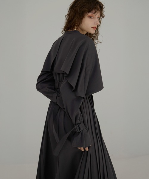 MIELI INVARIANT（ミエリインヴァリアント）の「【YUKKO SPECIAL COLLABORATION】CAPE TRENCH DRESS（ワンピース・レディース・グレー/ブラック/ベージュ・FREE）」の19枚目の写真