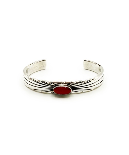 Indian Jewelry(インディアンジュエリー)の「THEATER シアター リーフデザインコーラルバングル Made in USA(バングル/リストバンド・メンズ・シルバー・FREE)」の2枚目の写真