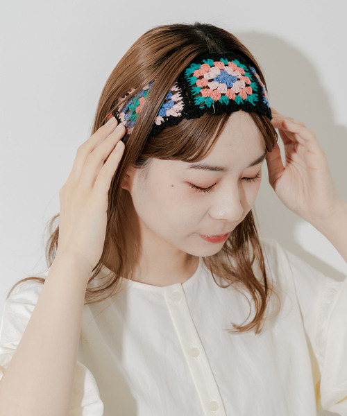 SMELLY(スメリー)の「クロシェフラワーヘアバンド(ヘアバンド・レディース・ブラック・-)」の1枚目の写真