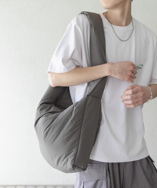 SENSE OF PLACE by URBAN RESEARCH(センスオブプレイスバイアーバンリサーチ)の「ナイロンパデットビックショルダー(ショルダーバッグ・メンズ・チャコールグレー/ブラック/ライトブルー/ホワイト・ONE)」の3枚目の写真
