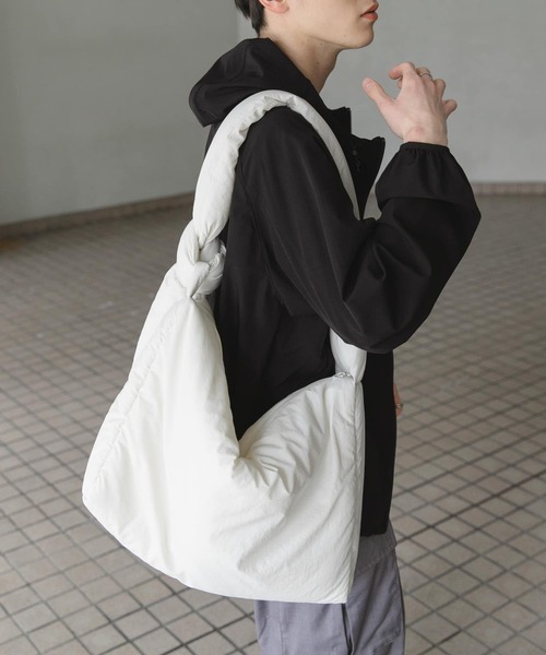 SENSE OF PLACE by URBAN RESEARCH(センスオブプレイスバイアーバンリサーチ)の「ナイロンパデットビックショルダー(ショルダーバッグ・メンズ・チャコールグレー/ブラック/ライトブルー/ホワイト・ONE)」の5枚目の写真