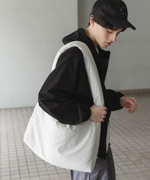 SENSE OF PLACE by URBAN RESEARCH(センスオブプレイスバイアーバンリサーチ)の「ナイロンパデットビックショルダー(ショルダーバッグ・メンズ・チャコールグレー/ブラック/ライトブルー/ホワイト・ONE)」の6枚目の写真