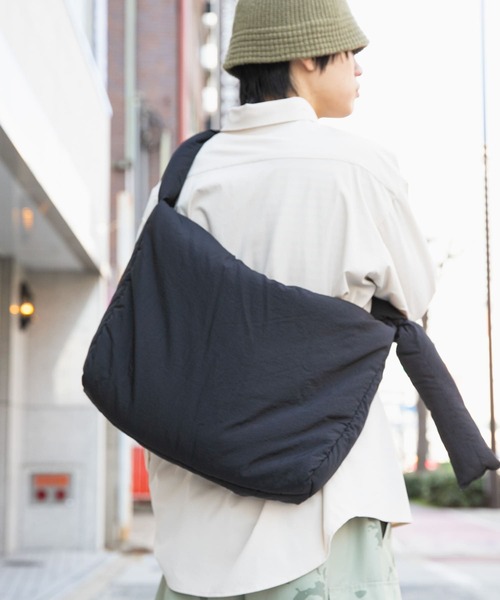 SENSE OF PLACE by URBAN RESEARCH(センスオブプレイスバイアーバンリサーチ)の「ナイロンパデットビックショルダー(ショルダーバッグ・メンズ・チャコールグレー/ブラック/ライトブルー/ホワイト・ONE)」の11枚目の写真