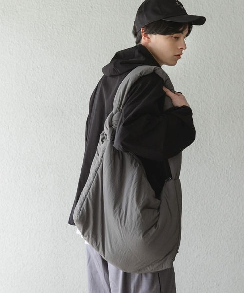 SENSE OF PLACE by URBAN RESEARCH(センスオブプレイスバイアーバンリサーチ)の「ナイロンパデットビックショルダー(ショルダーバッグ・メンズ・チャコールグレー/ブラック/ライトブルー/ホワイト・ONE)」の14枚目の写真