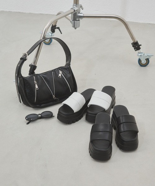 ENVYM（アンビー）の「ワイドベルトサンダル（サンダル・レディース・ブラック/ホワイト・24.5/22.5/23.5）」の10枚目の写真