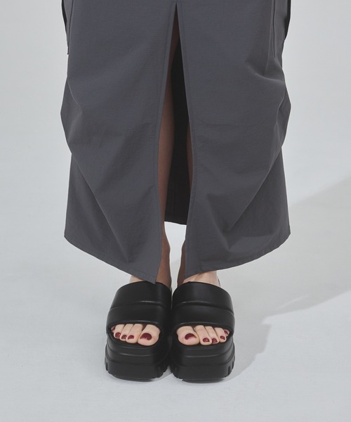 ENVYM（アンビー）の「ワイドベルトサンダル（サンダル・レディース・ブラック/ホワイト・24.5/22.5/23.5）」の3枚目の写真