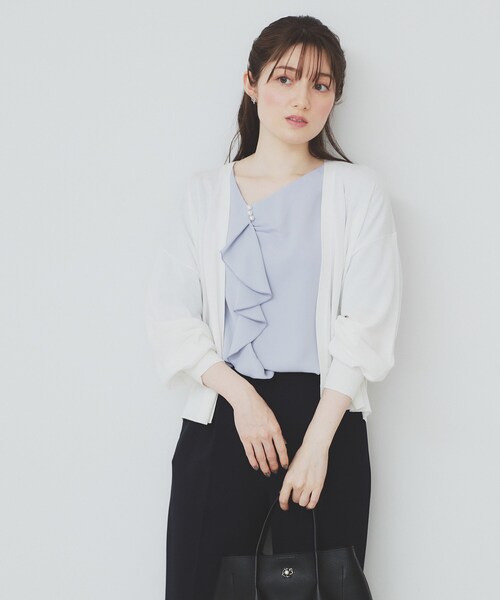 index(インデックス)の「《6色展開》リラクシーショートカーディガン【洗濯機洗い可/接触冷感/抗ピル】(カーディガン/ボレロ・レディース・ブラック/ナチュラル/ネイビー系5/ホワイト系9/ブラウン系その他/チャコールグレー・00)」の2枚目の写真