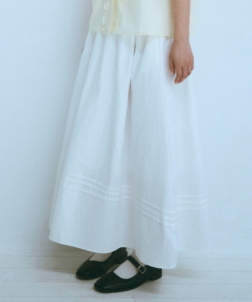 FEKETE(フェケテ)の「tuck long flared skirt / タックロングフレアスカート(スカート・レディース・アイボリー・FREE)」の1枚目の写真