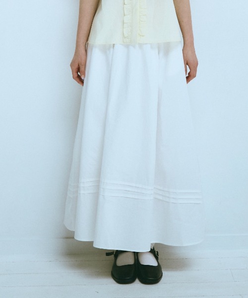 FEKETE(フェケテ)の「tuck long flared skirt / タックロングフレアスカート(スカート・レディース・アイボリー・FREE)」の2枚目の写真