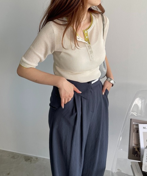 210nouve（トゥージュヌーブ）の「配色レイヤード風ヘンリーネックニット/トップス（ニット/セーター・レディース・チャコールグレー/グレー/アイボリー・FREE）」の2枚目の写真