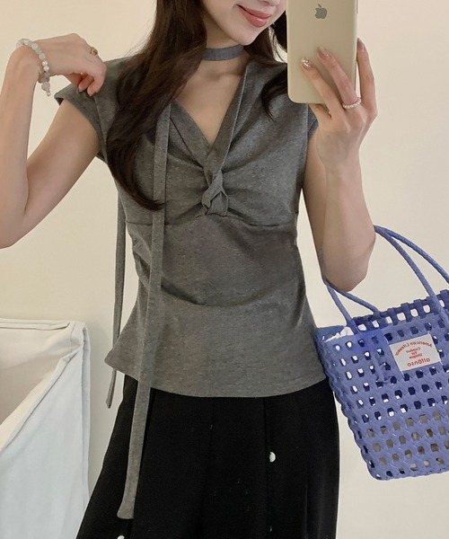 Lace Ladies(レースレディース)の「フロント ツイスト Vネック チョーカー付き カットソー(Tシャツ/カットソー・レディース・ブルー/グレー/ブラック/ホワイト・FREE)」の3枚目の写真