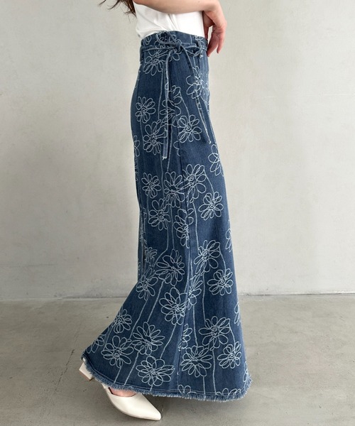 Blumarine デニム花柄刺繍タイトスカート セール】花柄刺繍スリットデニムスカート（デニムスカート