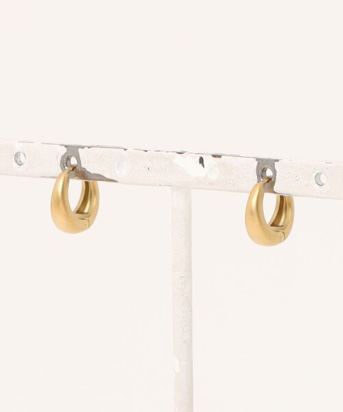 Jolie Toujours(ジョリトゥジュール)の「【汗や水に強い】〈ステンレス〉マット8mmフープピアス(ピアス(両耳用)・レディース・ゴールド/シルバー・FREE)」の2枚目の写真