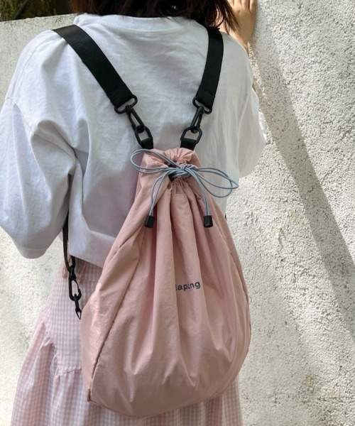 LADY LIKE(レディライク)の「ワンポイント入り巾着ナップサック(バックパック/リュック・レディース・ブラック/ライトグレー/ピンク・F)」の5枚目の写真