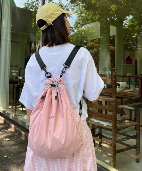 LADY LIKE(レディライク)の「ワンポイント入り巾着ナップサック(バックパック/リュック・レディース・ブラック/ライトグレー/ピンク・F)」の6枚目の写真