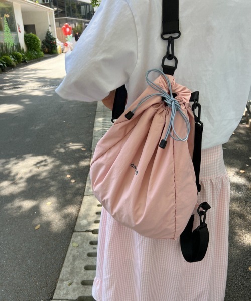 LADY LIKE(レディライク)の「ワンポイント入り巾着ナップサック(バックパック/リュック・レディース・ブラック/ライトグレー/ピンク・F)」の7枚目の写真